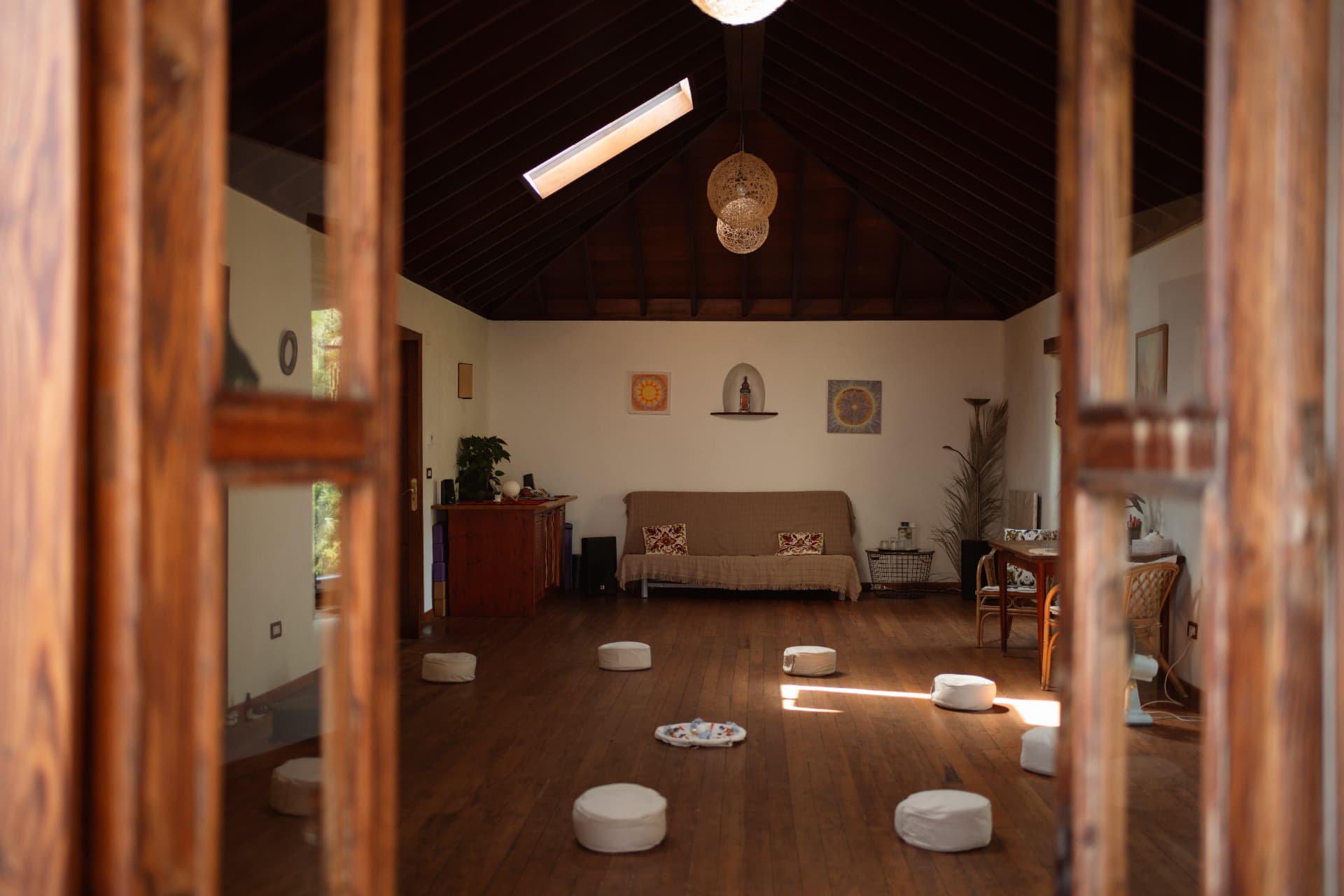 Der große Retreat-Raum mit Meditationskissen