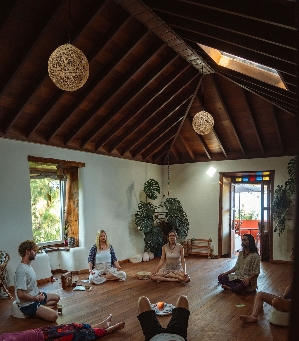Die Retreat-Gruppe sitzt im Kreis im großen Raum der Ecofinca Miraflores