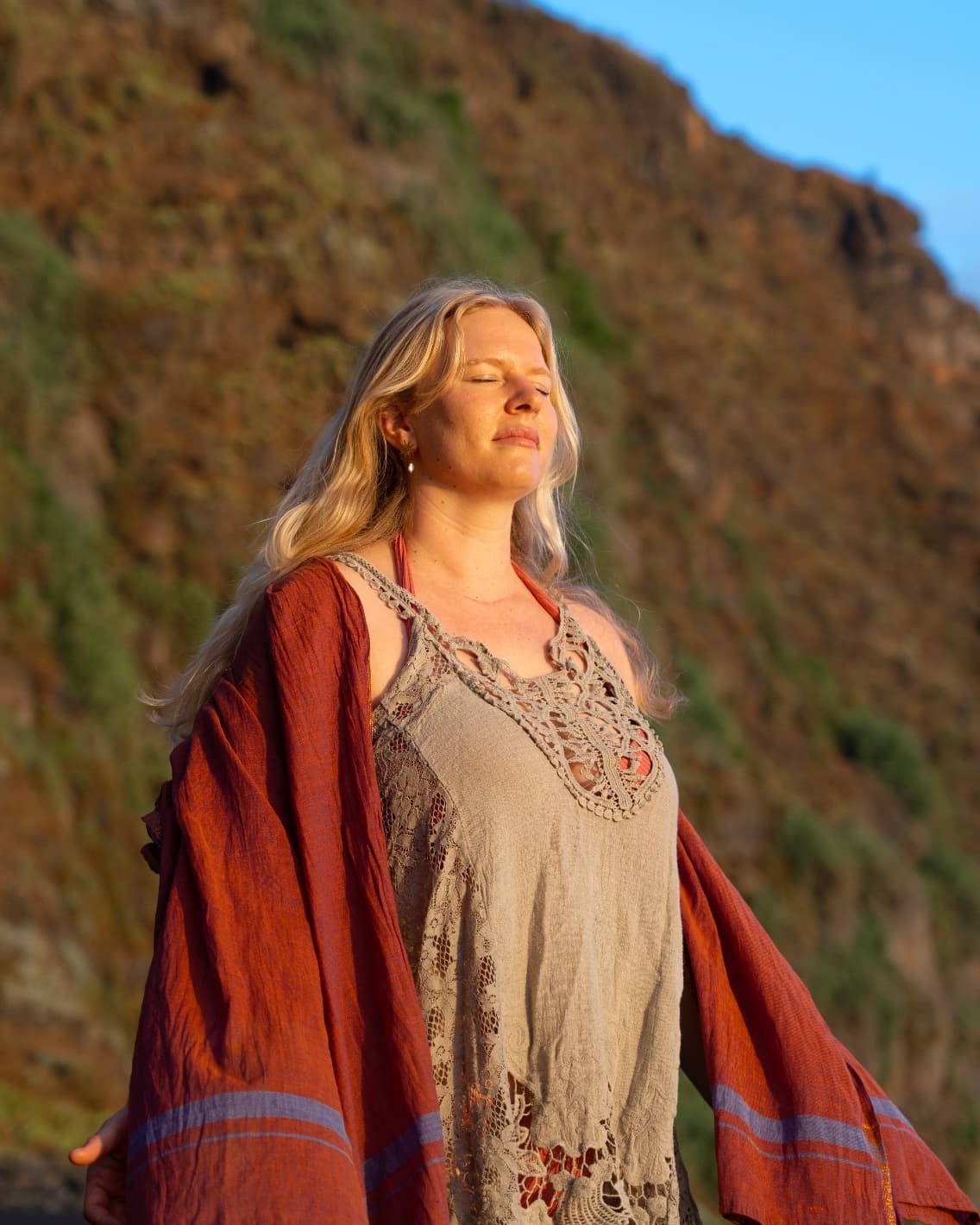 Julia im warmen Abendlicht vor einer Felswand