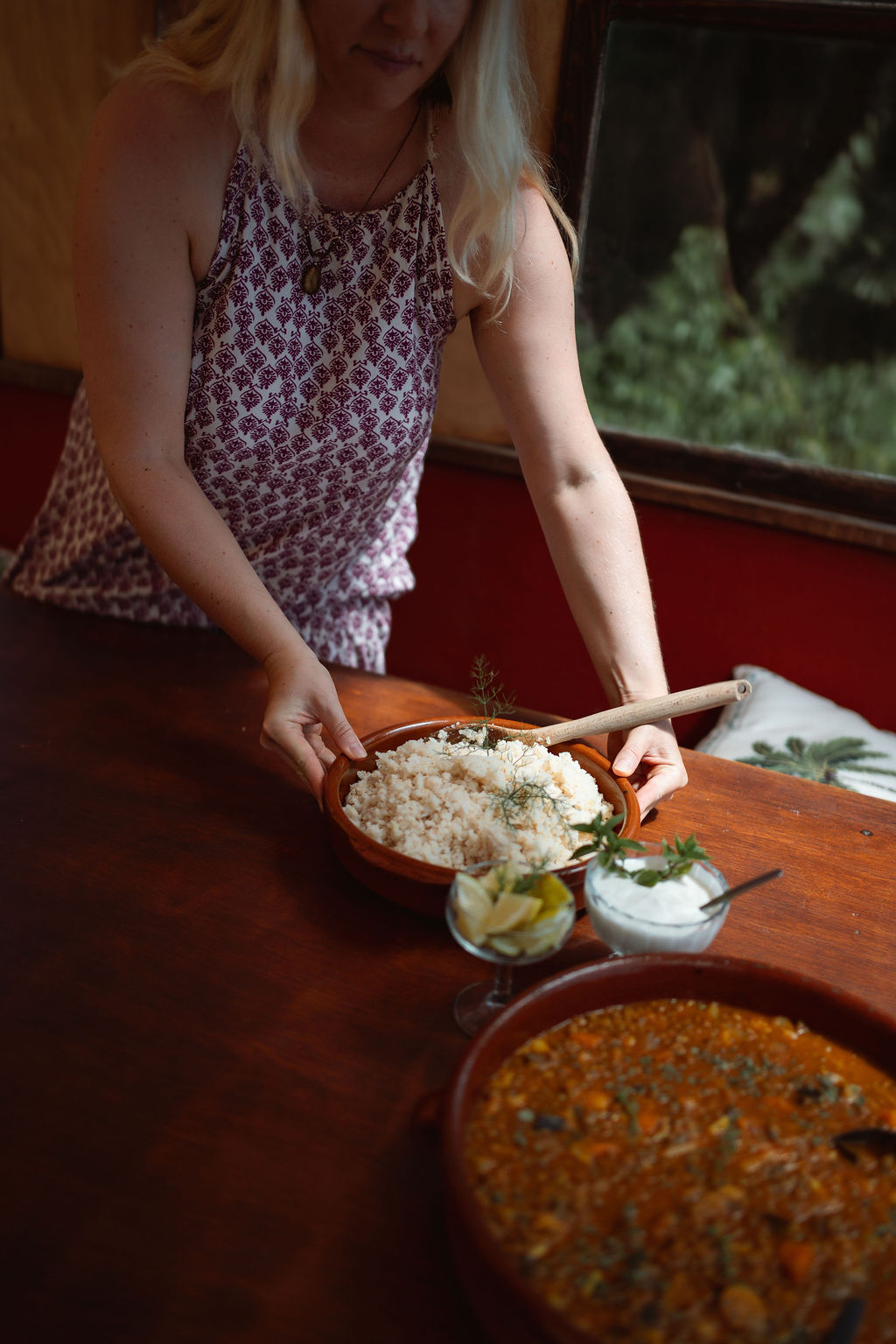 Frisch zubereitete vegetarische Linsenspeise in der Finca-Küche